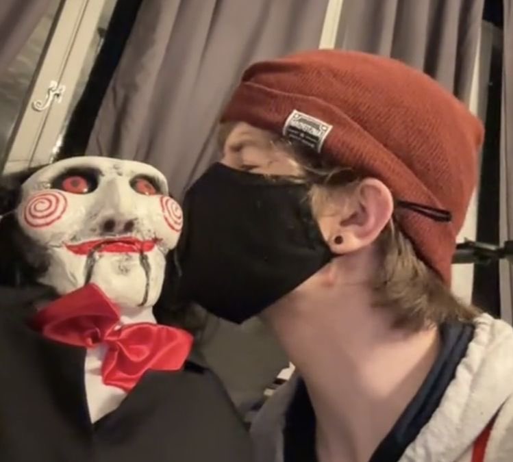 RandomisedBoo's tweet image. awhh hes in love -🎸