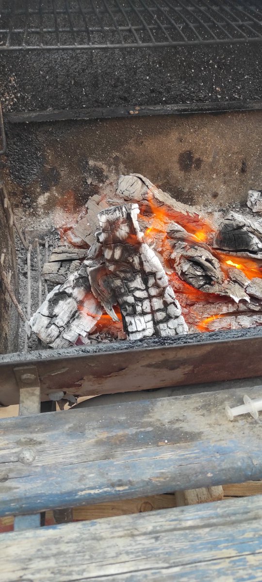 maroparkour's tweet photo. Si hacemos una carnita asada solo para encender un cigarro y tener un pretexto para pistear, con que cerveza empezarían? Yo 😎 con unas  #modelo y si son #negramodelo ufff tápate los oídos que también una buena música se antoja. #comida #carneasada #asada #hambre #siquiero 😋🤤🥩 https://t.co/N6ynea5T1L