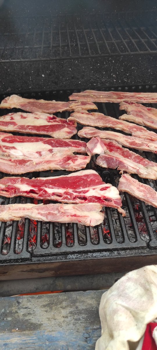 maroparkour's tweet photo. Si hacemos una carnita asada solo para encender un cigarro y tener un pretexto para pistear, con que cerveza empezarían? Yo 😎 con unas  #modelo y si son #negramodelo ufff tápate los oídos que también una buena música se antoja. #comida #carneasada #asada #hambre #siquiero 😋🤤🥩 https://t.co/N6ynea5T1L