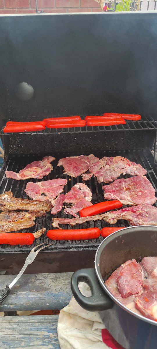 maroparkour's tweet photo. Si hacemos una carnita asada solo para encender un cigarro y tener un pretexto para pistear, con que cerveza empezarían? Yo 😎 con unas  #modelo y si son #negramodelo ufff tápate los oídos que también una buena música se antoja. #comida #carneasada #asada #hambre #siquiero 😋🤤🥩 https://t.co/N6ynea5T1L