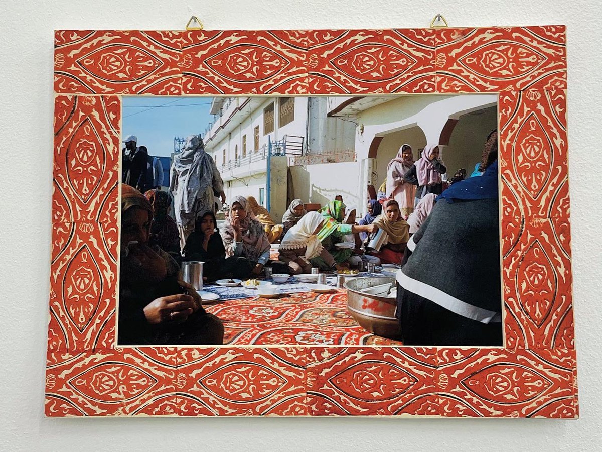 haseebah_prints's tweet image. Last weekend I exhibited ‘Khatam’ at Eastside Projects.

This piece contains a hand printed mount encased in an image that I took in my village in Azad Kashmir.

The artwork reflects my love for community in South Asian spaces and repeat pattern work.

#linoprinting #artist