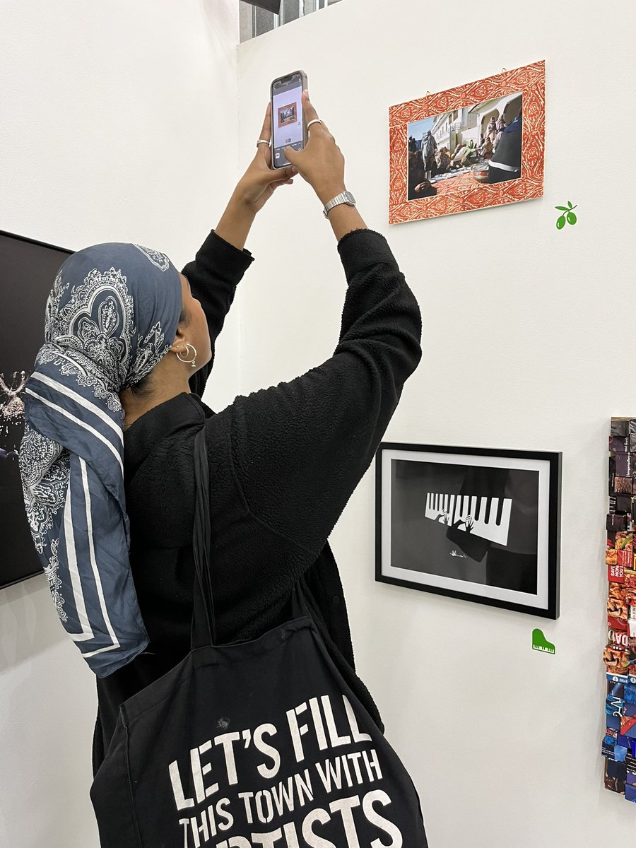 haseebah_prints's tweet image. Last weekend I exhibited ‘Khatam’ at Eastside Projects.

This piece contains a hand printed mount encased in an image that I took in my village in Azad Kashmir.

The artwork reflects my love for community in South Asian spaces and repeat pattern work.

#linoprinting #artist