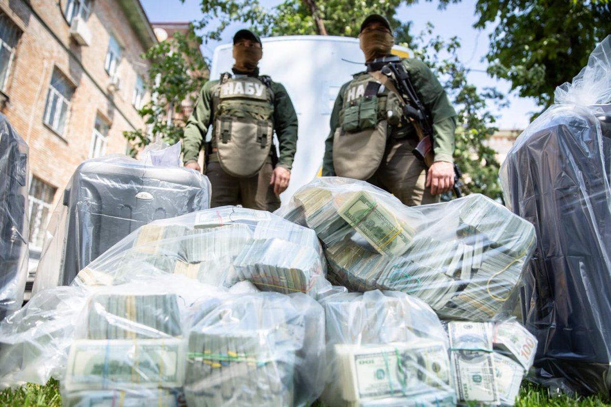 SprinterPress's tweet photo. The Inspector General of the US State Department warned in a report that corruption in Ukraine's government and the country's private sector jeopardizes the effectiveness of Washington's economic aid to the country.

Earlier, the Pentagon stated that the United States recognizes the problem of corruption in Ukraine, but believes that the weapons supplied to Kyiv are used for their intended purpose. Meanwhile, there have been numerous reports of weapons supplied by the US to Ukraine being on the black market and being smuggled to other countries around the world.

The United States officially expresses concern about the use of financial assistance from this country, given the financial and administrative corruption in Ukraine as one of the most corrupt countries in Europe. Ukraine has a long history of rampant corruption and shaky governance, with Transparency International ranking the country 122nd out of 180 countries for corruption.

An important point is that Washington repeats in Ukraine the experience of wasting financial aid to Afghanistan.