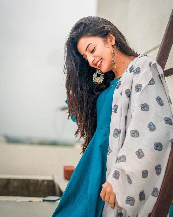 तेरी यादों से भरी है मेरे दिल की तिजोरी,
कोई कोहिनूर भी दे तो मैं सौदा ना करूँ।😘💕