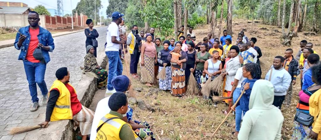 Musanze District (@musanzedistrict) on Twitter photo Mu gitondo cy' uyu munsi, kuva 7h:30 kugera 8h:30 , Abayobozi n' abakozi b' Akarere barangajwe imbere n' Umuyobozi w' Akarere <a href="/ramuli_janvier/">JanvierRamuli</a> n' Umuyobozi w' Akarere Wungirije Ushinzwe Imibereho Myiza y' Abaturage <a href="/kamaxelle/">Kamanzi Axelle</a> bifatanyije n' abaturage mu " Gitondo cy'isuku" Mu gitondo cy' uyu munsi, kuva 7h:30 kugera 8h:30 , Abayobozi n' abakozi b' Akarere barangajwe imbere n' Umuyobozi w' Akarere <a href="/ramuli_janvier/">JanvierRamuli</a> n' Umuyobozi w' Akarere Wungirije Ushinzwe Imibereho Myiza y' Abaturage <a href="/kamaxelle/">Kamanzi Axelle</a> bifatanyije n' abaturage mu " Gitondo cy'isuku"