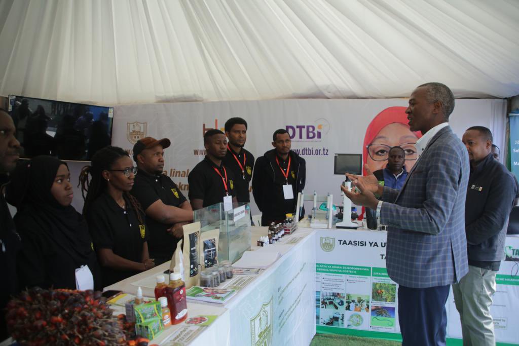 Mkurugenzi Mkuu wa COSTECH Dkt.
Amos Nungu {<a href="/nungujr/">Nungu, A.</a>} akiongea na Watafiti na Wabunifu waliofadhiliwa na Serikali kupitia Tume katika Banda la Tume kwenye Maonesho ya Kimataifa ya Wakulima Nanenane yanayofanyika jijini Mbeya yalioanza tarehe 1 mpaka 8 Agosti 2023.

#Nanenane2023