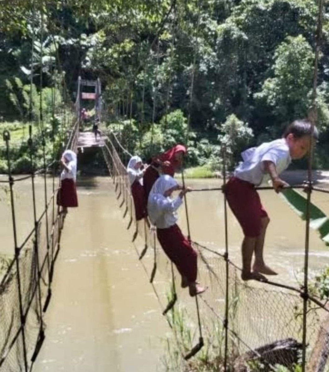 Sementara di Istana mereka Pesta Kebaya, Pejabat dan Para Artis, Pesohor, berlenggak-lenggok merayakan hutang Rp 8000 Triliun dan 58 Proyek Mangkrak

Nun jauh di sana anak-anak ini merayakan Jelang Kemerdekaan RI ke 78 dengan peluh sepenuh perjuangan untuk meraih masa depan.