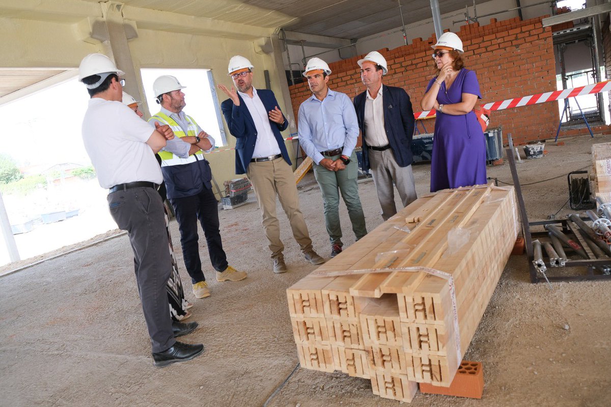 amadorpastorn's tweet photo. He visitado las obras de construcción del nuevo IESO de la localidad toledana de #Ugena. Un centro que dará servicio a más de 360 alumnos y alumnas. Para su construcción, que viene a dar respuesta a una demanda histórica del municipio https://t.co/ZbehKkje83
