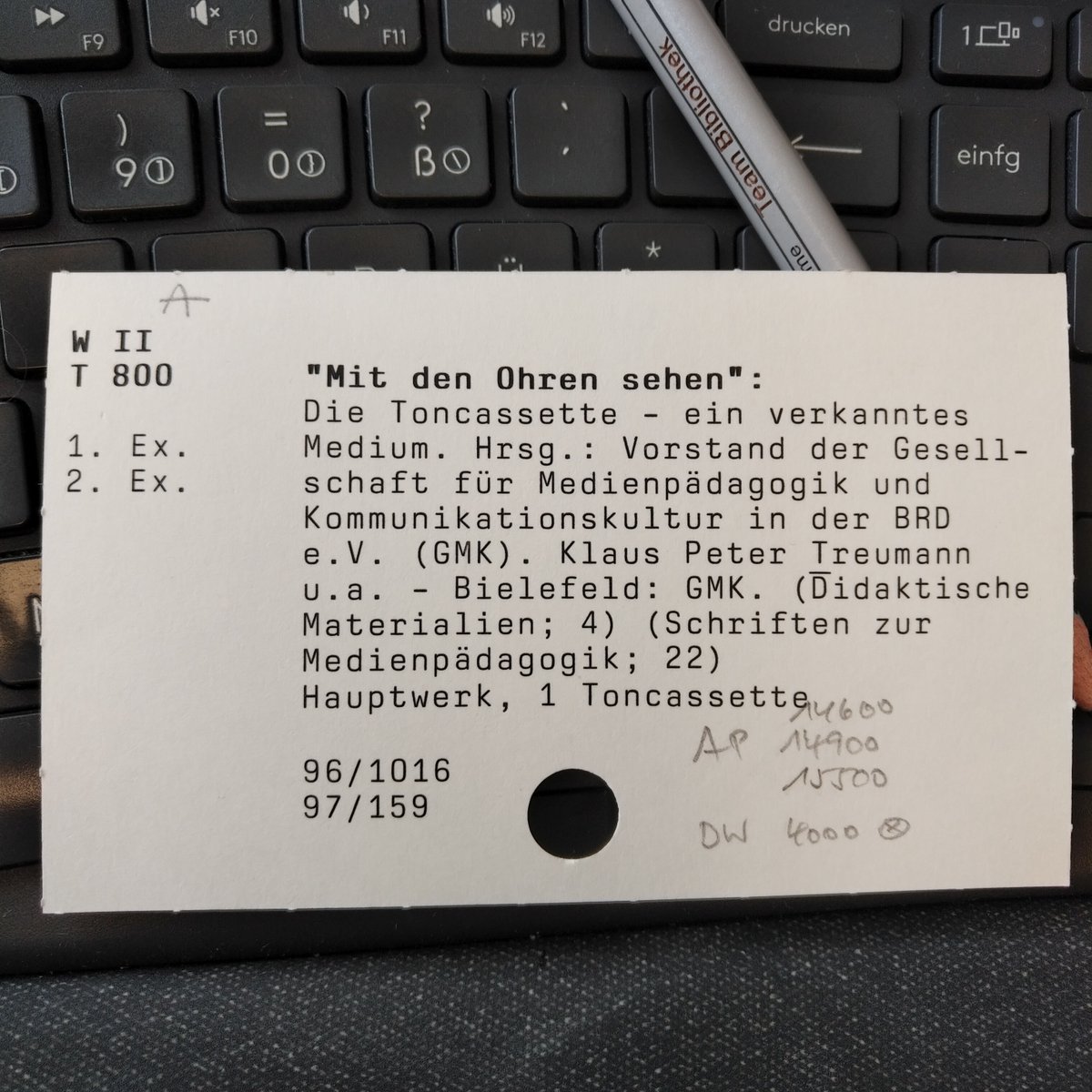 ""Mit den Ohren sehen": Die Toncassette – ein verkanntes Medium". Seite A: Informationen zur Toncassettennutzung von Kindern, Seite B: Hinweise und Tips zur praktischen Toncassettennutzung. "Das waren noch Zeiten", denkt man, und stellt dann fest, dass das Werk von 1995 ist. 🤨🙃