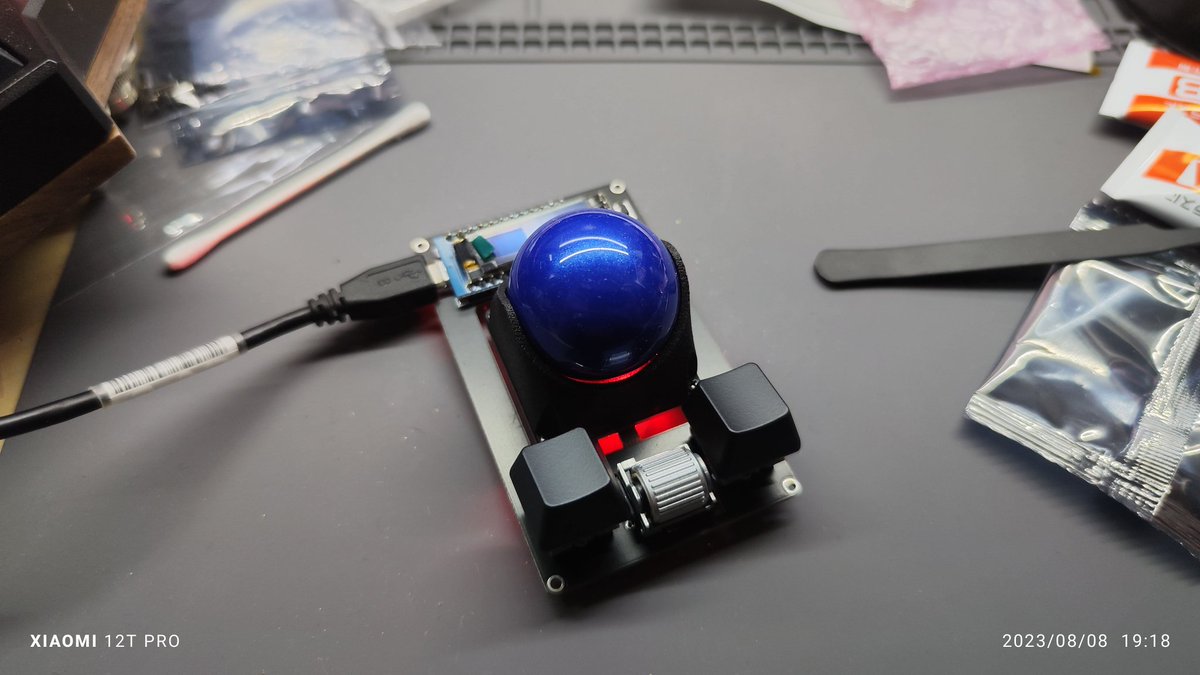 NobleHappiness's tweet photo. 自作キーボード1台目できたったー、所要時間1.5hくらい?
最初ケーブル挿したとき認識しなくてえーってなったけどケーブル変えたらうまく行ったから無問題。
裏のアクリルプレートも買うんだったなー(出費がが
#trackball_module https://t.co/MY9RUVGNbT