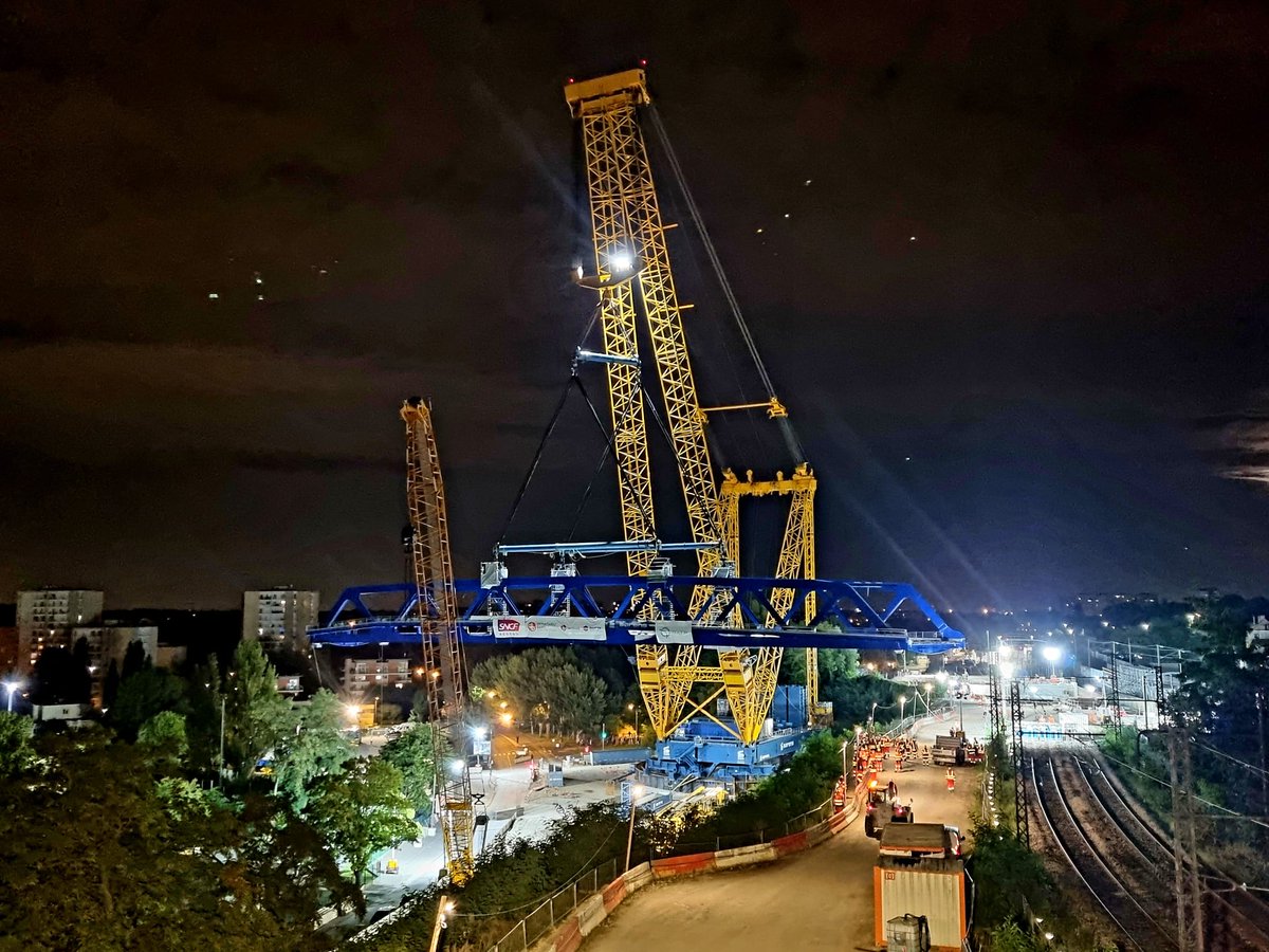 RATPgroup's tweet photo. [#Modernisation] Cette nuit, le nouveau pont de Chartres, sur lequel circule le @RERB, a été posé à Massy. Une opération menée par @SNCFReseau &amp; #RATP, qui va contribuer à l’amélioration du système ferroviaire et la qualité de transport. En savoir plus 👉 https://t.co/bKFqx6Gnt1 https://t.co/dgu80gNB3M