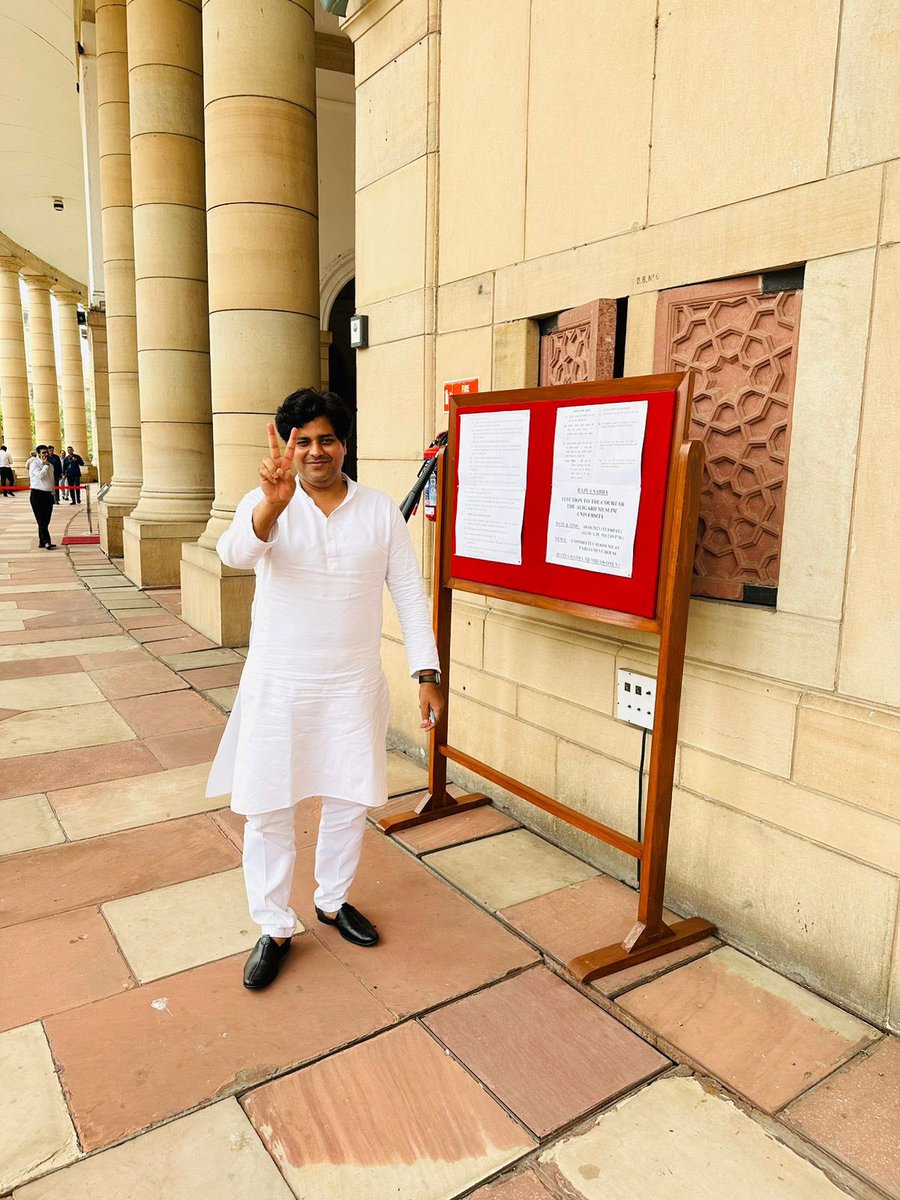 अलीगढ़ मुस्लिम विश्वविद्यालय कोर्ट मेम्बर का चुनाव सबसे ज्यादा 53 मत प्राप्त करके <a href="/INCMinority/">Congress, Minority Department</a> के राष्ट्रीय चेयरमैन श्री <a href="/ShayarImran/">Imran Pratapgarhi</a> जी की जीत हुई ।

इस शानदार जीत के लिए बहुत-बहुत बधाई,और  दिल की गहराइयों से मुबारकबाद श्री इमरान प्रतापगढ़ी जी ✌️

<a href="/kharge/">Mallikarjun Kharge</a> <a href="/RahulGandhi/">Rahul Gandhi</a>