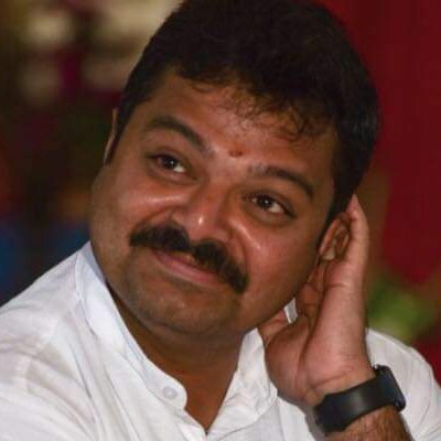 Bharathpkgl's tweet photo. ಲೋಕಸಭೆ ಎಲೆಕ್ಷನ್ ನಲ್ಲಿ ಕರ್ನಾಟಕ ಮತ್ತು ತಮಿಳುನಾಡಿನಿಂದ ಹೆಚ್ಚು ಸೀಟು ಹೇಗೆ ಗೆಲ್ಲೋದು ಅಂತ ನಮ್ಮ ದ್ಯಾವ್ರು ತಲೆ ಕೆಡಿಸಿಕೊಂಡಿದ್ರು..ನಾನು ಹೇಳಿದೆ ನಾನು ಈಗಾಗಲೇ ಮಂಗಳೂರಿನಿಂದ ಬೆಂಗಳೂರಿಗೆ ಬುಲೆಟ್ ಟ್ರೈನ್ ಬಿಟ್ಟಿದ್ದೇನೆ ನೀವು ಚೆನ್ನೈ ಇಂದ ಮೈಸೂರಿಗೆ ಬುಲೆಟ್ ಟ್ರೈನ್ ಬಿಡಿ ಅಂತ ಸಲಹೆ ಕೊಟ್ಟೆ ಮಿತ್ರರೇ..

#Bulletman https://t.co/p8mU70kioC