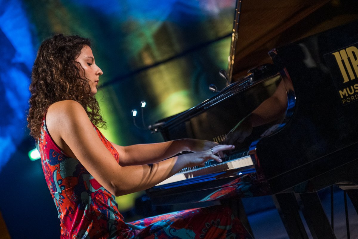 TeatroVerdiPN's tweet photo. 💚La musica viva di Maya Oganyan 
Sotto le stelle di una coloratissima Piazzetta Pescheria 

#pianoforte #debussy #rachmaninov #glass #scrjabin 

Questa sera appuntamento con Giovanni Pierotti e un programma virtuosistico da #Beethoven a #Sakamoto 👉https://t.co/8NSVUrOyQU https://t.co/ERYQNvCaH3