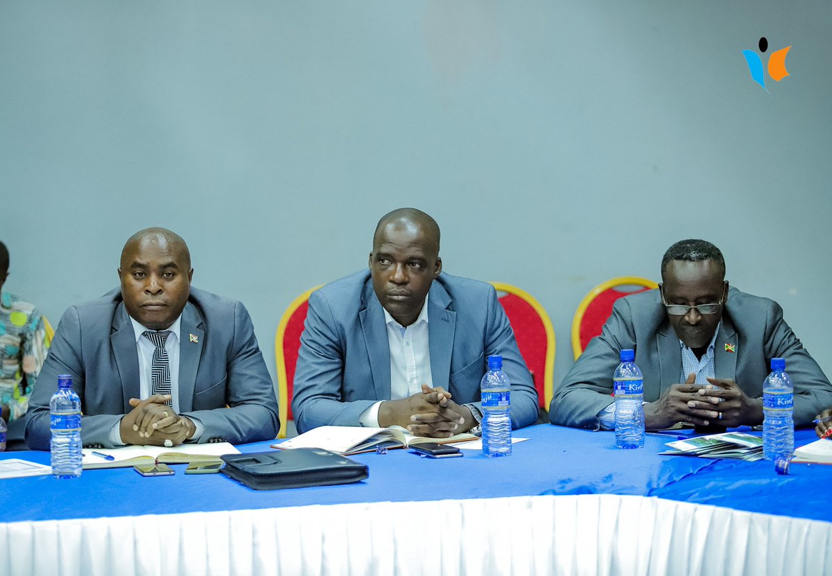 MagazineJimbere's tweet photo. 🔵 Pour la Ministre @NIJIMBEREMarie1 (@MinCommerce), les lamentations liées à la commercialisation et les pénuries occasionnelles du ciment #Buceco, du sucre et des produits @brarudi_sa donnent une mauvaise image du climat des affaires au #Burundi
✍🏾 "Bénéficiant d'exonérations et d'autres avantages de la part du @BurundiGov, ces entreprises doivent travailler dans l'intérêt de la population et du #développement économique du pays. Elles doivent servir de bon exemple pour d'éventuels investisseurs au Burundi", a-t-elle déclaré
✍🏾 Elle appelle ces 3 entreprises qui sont parmi les meilleures opérant au Burundi d'augmenter la production pour répondre à la demande de la population. Et aux administratifs de s'impliquer pour mettre de l'ordre et de la rigueur dans la distribution de ces produits
#economy
