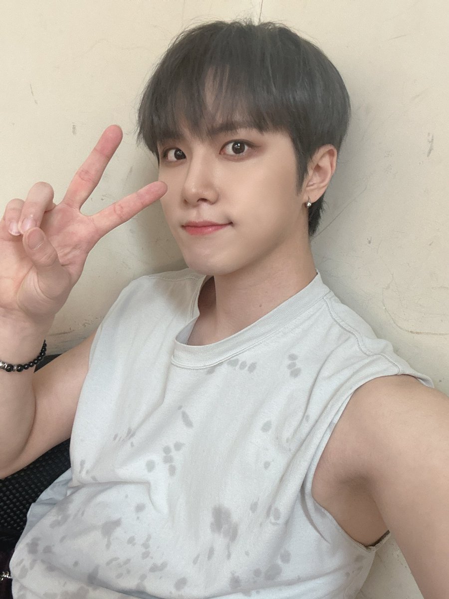 WEi__Member's tweet photo. [#동한] 머리잘라써😏😏 https://t.co/RCgtavWzUa