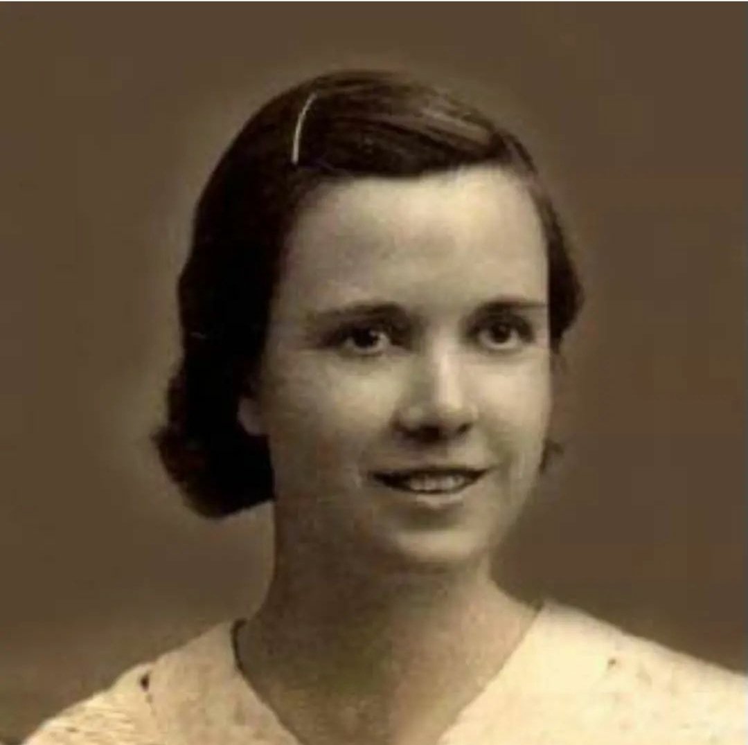 MemoriaHis's tweet photo. 8 de agosto de 1939. A los pocos meses de haber terminado la Guerra Civil Española, el régimen franquista fusiló a Virginia Amposta Amposta, maestra, activista sindicalista catalana y militante de la UGT.
Meses antes fue arrestada por falangistas, quienes la torturaron.
🌹✊💜 https://t.co/4C0ECqVKTy
