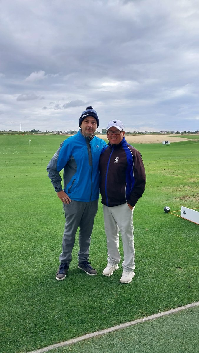 GolfChannel_PL's tweet photo. .@Matthew__Tipper – trener @AdrianMeronk i niezrównany specjalista od 🎯 krótkiej gry, szkoli gościnnie w Black Water Links, jak poprawić własne umiejętności i jak uczyć innych. Tomek Zembrowski pod wrażeniem. #GoZember! #GoMatthew! 👨🏫
#GolfChannelPolska https://t.co/ZLoeMORJ8m