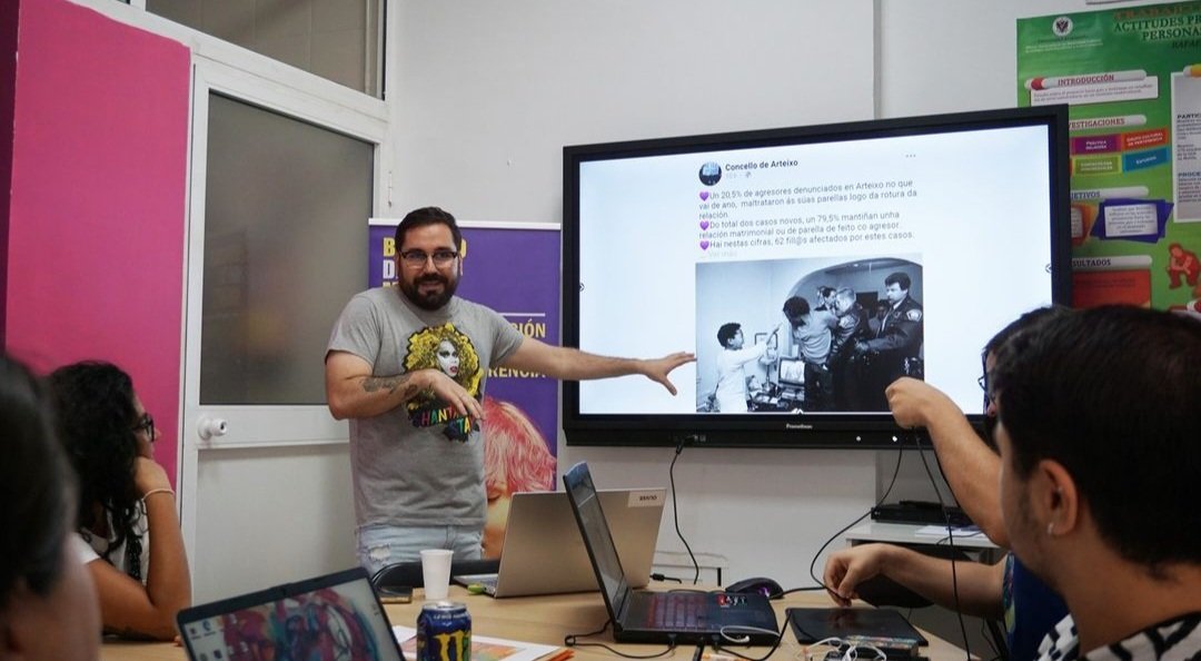 AmlegaMelilla's tweet photo. El equipo técnico de AMLEGA realizó ayer, dirigido por nuestro trabajador social Santi, una formación sobre discriminación hacia la población #migrante, así como una visión más global del tema, analizando las consecuencias de las discriminaciones múltiples⬇️
#amlega #cesida https://t.co/0bt6YgPKpQ