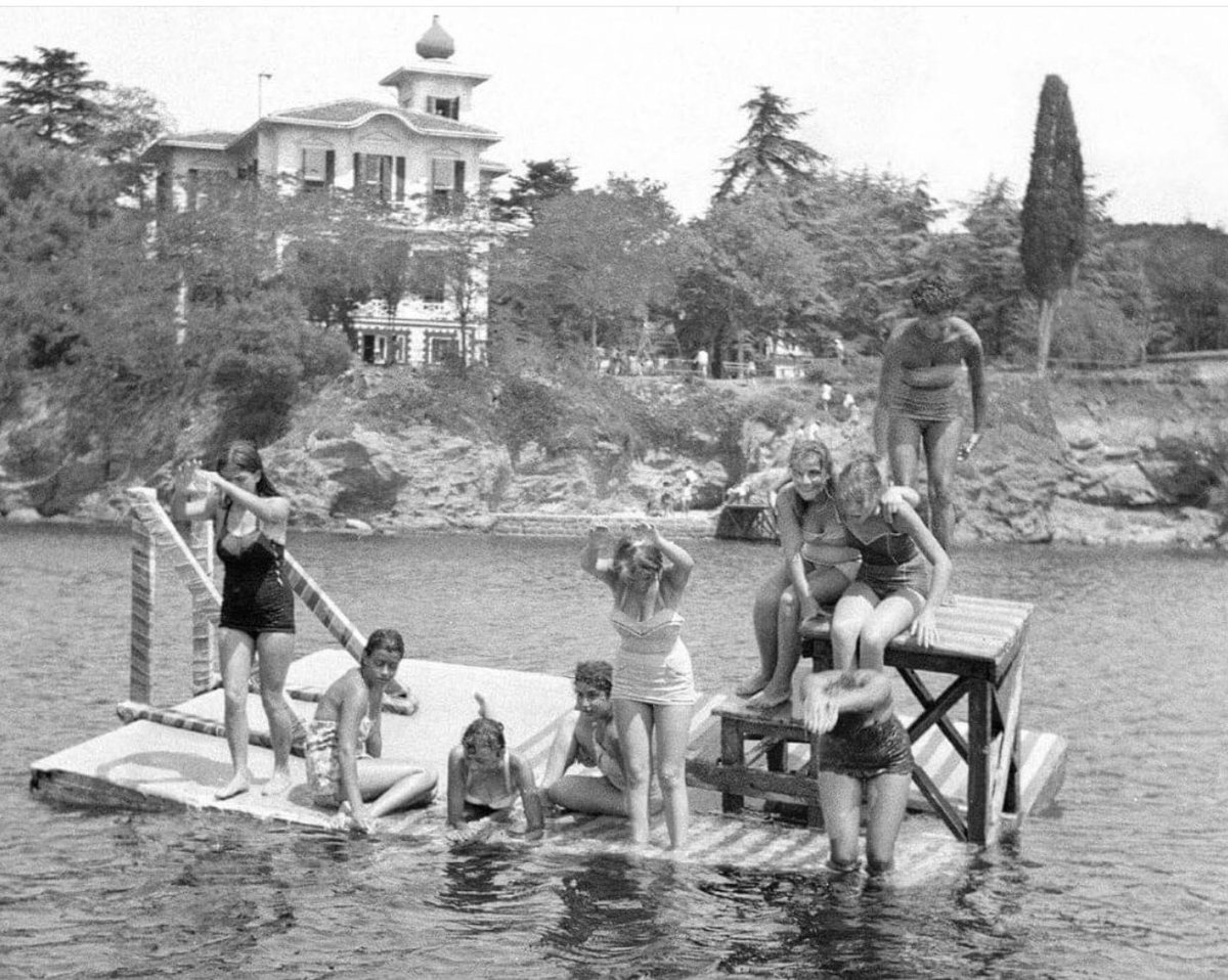 Dünyanın en uzun kıyı şeridine sahip şehrimizde kıyıları otobanla çevirip şehirde yaşayanların denize ulaşım hakkını 60-70 yılda bitirdik. 

İlk görsel Samatya, ikincisi Caddebostan 

Kaynak: eistinpolis330.blogspot.com