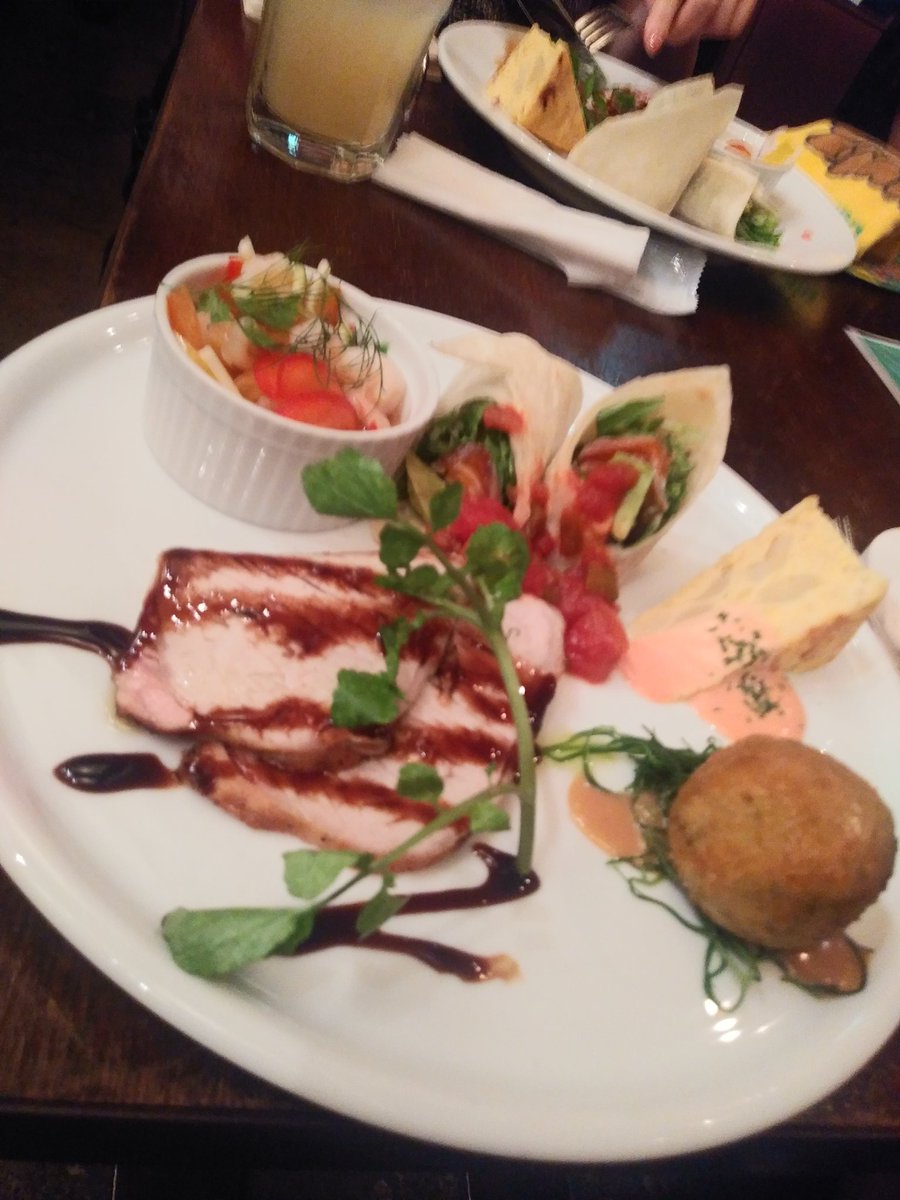 timi_talk's tweet photo. 今更ながら日曜日の話。　

舞台、音楽(太鼓演奏、ダンス、ドラム演奏)、食事、飲み会というフェスに来た感じ。　

飲み会では、終始バーテンダーに出演者の皆がいる感じ。。色々な話をできた。最後の見送りは、森谷くんとの熱いハグで見送り。
また、冬にやってほしいなぁ
#NOSGEKI
#NOS劇
#NOS恵比寿 https://t.co/1uszCIyF46