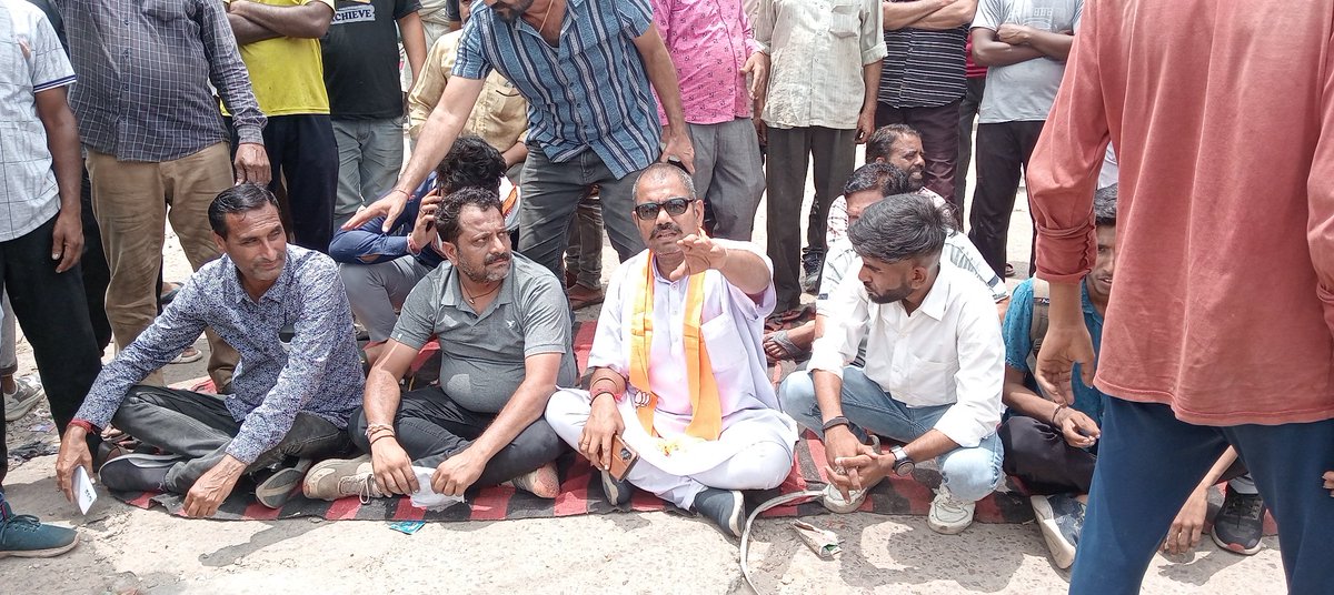 bundichoudhary's tweet photo. @rastrgaurav के नेतृत्व में बाईपास सड़क निर्माण को लेकर चक्काजाम व्यापारियों ने की दुकान बंद आए सड़कों पर @amitshah
 @chshekharbjp @Ganesh11328149   
@Rajendra4BJP @DrSatishPoonia https://t.co/5pcQU96mwq