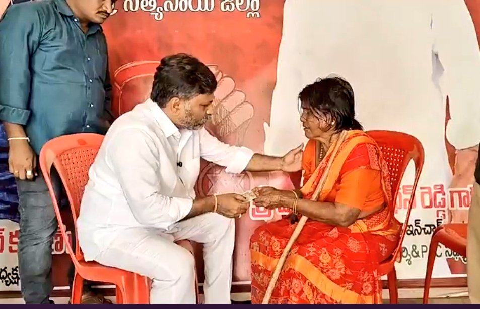 MadhusudhanJSP's tweet photo. • సాలమ్మ గారికి ప్రస్తుతం రెండో నెల పెన్షన్ @JanaSenaParty తరుపున అందజేయడం జరిగింది.

ధర్మవరం పట్టణంలోని 25 వ వార్డు పార్థసారధి నగర్ కు చెందిన సాలమ్మ అనే వృద్ధురాలు వారి వీధిలో కేతిరెడ్డి రోడ్డు వేయలేదని సేవ్ ధర్మవరం కార్యక్రమంలో నా  దృష్టికి తెచ్చినందుకు వైసీపీ నాయకులు 1/2 https://t.co/u7lKVw5kmX