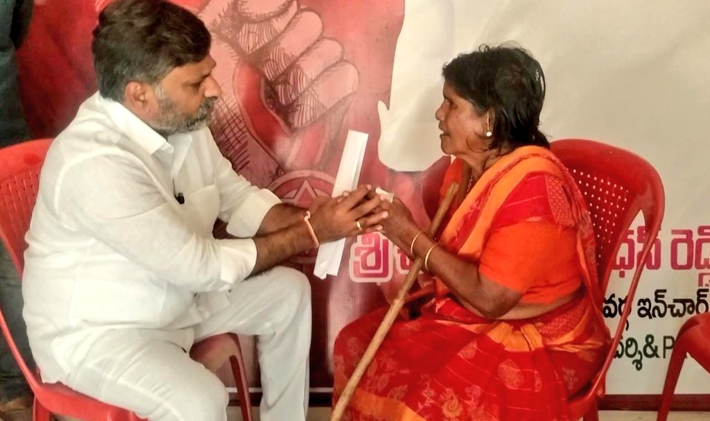 MadhusudhanJSP's tweet photo. • సాలమ్మ గారికి ప్రస్తుతం రెండో నెల పెన్షన్ @JanaSenaParty తరుపున అందజేయడం జరిగింది.

ధర్మవరం పట్టణంలోని 25 వ వార్డు పార్థసారధి నగర్ కు చెందిన సాలమ్మ అనే వృద్ధురాలు వారి వీధిలో కేతిరెడ్డి రోడ్డు వేయలేదని సేవ్ ధర్మవరం కార్యక్రమంలో నా  దృష్టికి తెచ్చినందుకు వైసీపీ నాయకులు 1/2 https://t.co/u7lKVw5kmX