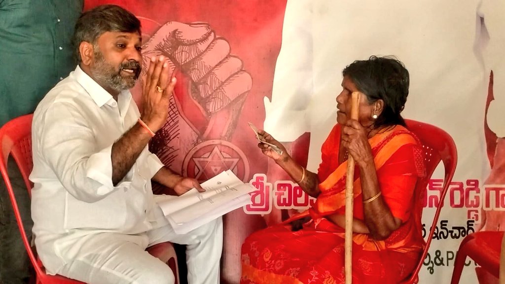 MadhusudhanJSP's tweet photo. • సాలమ్మ గారికి ప్రస్తుతం రెండో నెల పెన్షన్ @JanaSenaParty తరుపున అందజేయడం జరిగింది.

ధర్మవరం పట్టణంలోని 25 వ వార్డు పార్థసారధి నగర్ కు చెందిన సాలమ్మ అనే వృద్ధురాలు వారి వీధిలో కేతిరెడ్డి రోడ్డు వేయలేదని సేవ్ ధర్మవరం కార్యక్రమంలో నా  దృష్టికి తెచ్చినందుకు వైసీపీ నాయకులు 1/2 https://t.co/u7lKVw5kmX