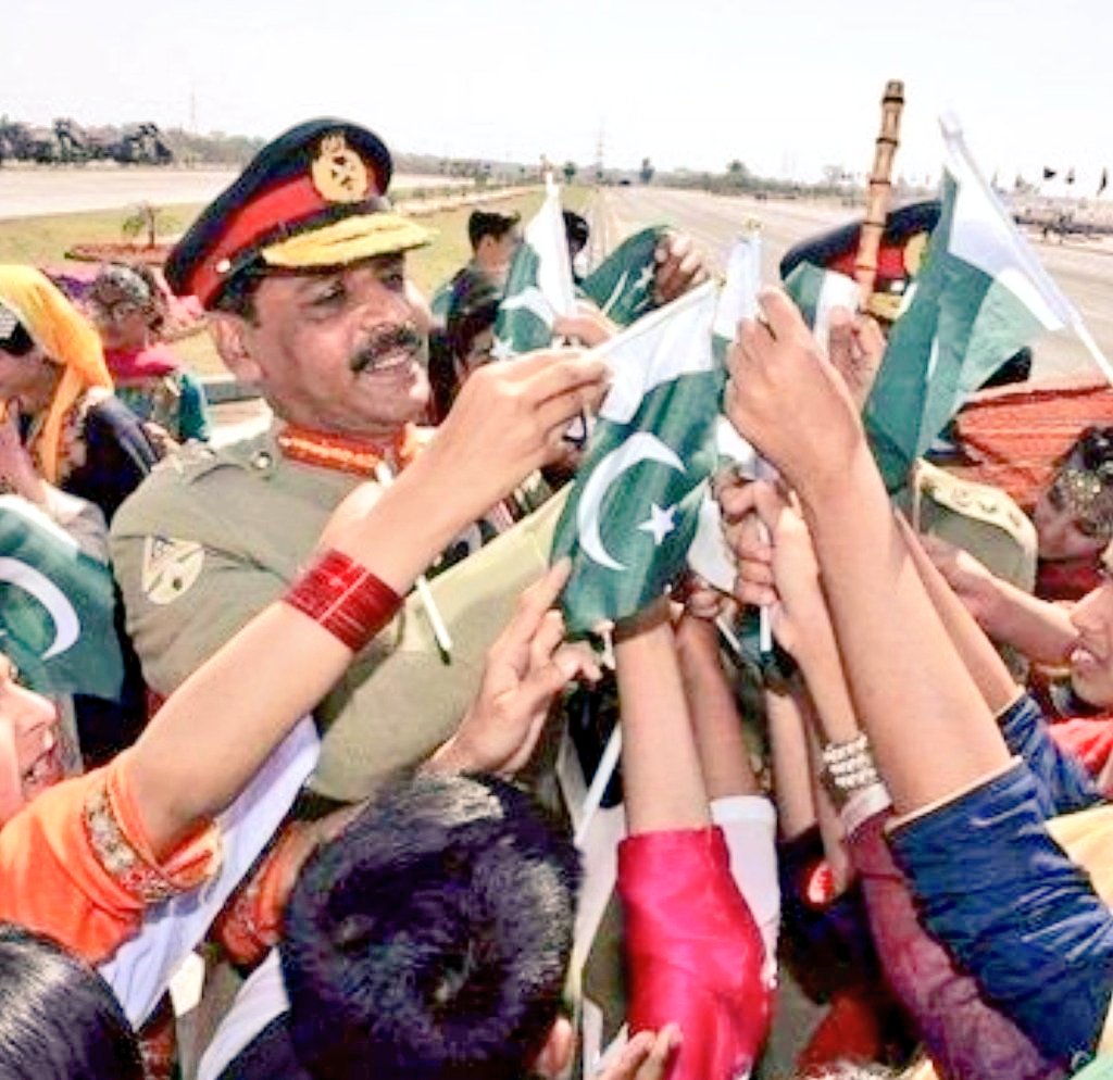 AGFanOff's tweet photo. وطن کے پرچم کی اہمیت وہ لوگ کیا جانیں جو احسان فراموش لوگ ہوتے ہیں، وطن کے اس جھنڈے کی سر بلندی کیلئے تو ایک فوجی اپنی جان تک نچاور کر دیتے ہیں، جو لوگ پاکستان کو محفوظ اور مستحکم نہیں دیکھنا چاہتے وہ ہی اصل میں پاکستان کے دشمنوں کے ساتھ کھڑے ہیں.
#14AugustBlessDay #Pakistan https://t.co/HoLj6Pjqhp