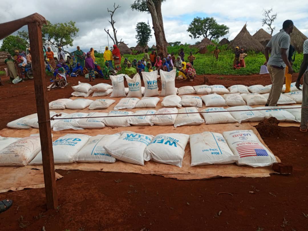 WFP_Cameroon's tweet photo. #Cameroon🇨🇲

In supporting Cmr Gov't #FoodSecurity efforts, @WFP's #unconditional food assistance program in collaboration with @RefugeesCmr supports families from #CAR🇨🇫 affected by conflict  in and host populations #Adamawa

#ZeroHunger
#SavingLives https://t.co/rPvD1epSVv