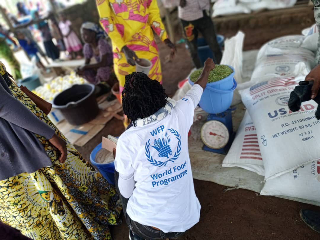 WFP_Cameroon's tweet photo. #Cameroon🇨🇲

In supporting Cmr Gov't #FoodSecurity efforts, @WFP's #unconditional food assistance program in collaboration with @RefugeesCmr supports families from #CAR🇨🇫 affected by conflict  in and host populations #Adamawa

#ZeroHunger
#SavingLives https://t.co/rPvD1epSVv