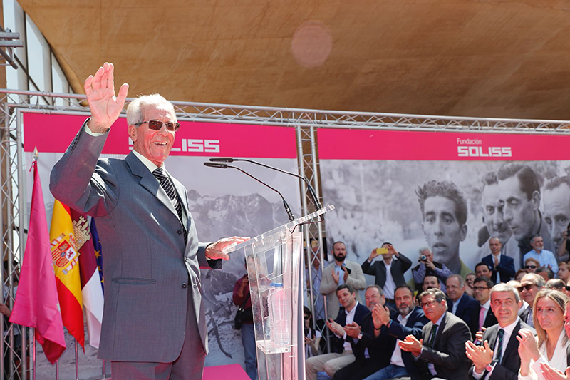 FundacionSoliss's tweet photo. Hoy lloramos el fallecimiento de la leyenda del ciclismo y querido amigo, Federico Martín Bahamontes. Figura icónica en el mundo del deporte, encarnó los valores que hemos cultivado en Soliss: perseverancia, dedicación, y una pasión incomparable por la excelencia. Descansa en paz https://t.co/cAPWEoy7IB