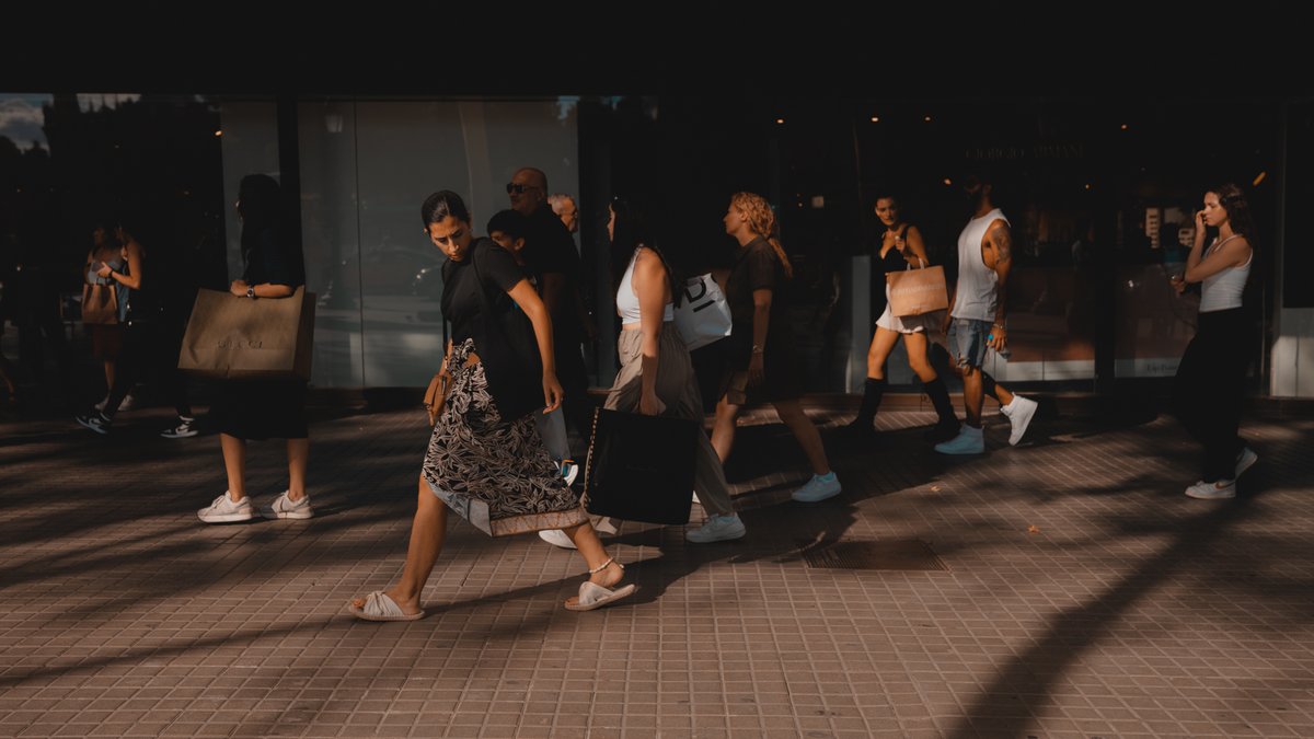 Diegocorma's tweet photo. Summer vibes ☀️ #streetphotography #Barcelona #buildings https://t.co/jyQzo6022N