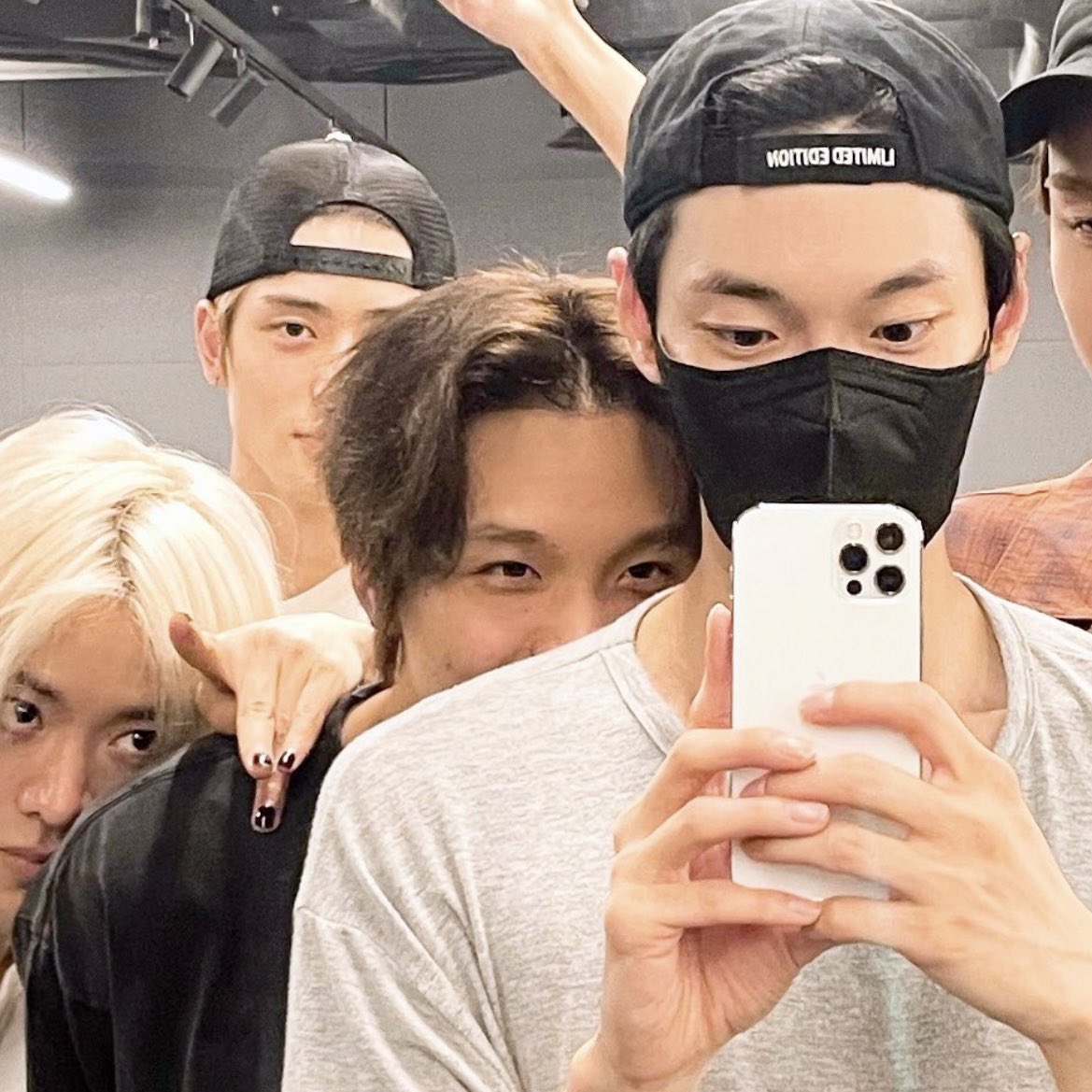 noxx_nox's tweet photo. 뒤에 곰돌이는 키우는건가요? https://t.co/VBtwo1kSHe