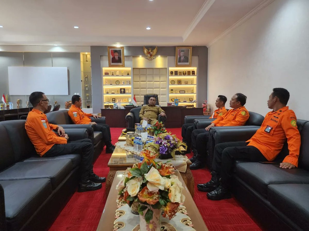 HumasSARKendari's tweet photo. Baubau, 08/08 -- Kunjungan kerja Kakansar, Kasubag Umum dan Kasi Sumberdaya :
- Koordinasi dgn Walikota Baubau
- Pengarahan kesiapan Alut dalam pelaksanaan Ops SAR
- Pengecekan peralatan, gedung pos, mess, RIB dan kapal
#basarnaskendari
#possarbaubau
#rb210
#humassar304 https://t.co/IDOzggFdzu