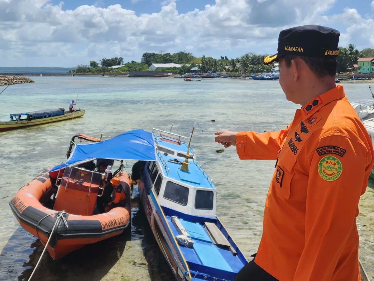 HumasSARKendari's tweet photo. Baubau, 08/08 -- Kunjungan kerja Kakansar, Kasubag Umum dan Kasi Sumberdaya :
- Koordinasi dgn Walikota Baubau
- Pengarahan kesiapan Alut dalam pelaksanaan Ops SAR
- Pengecekan peralatan, gedung pos, mess, RIB dan kapal
#basarnaskendari
#possarbaubau
#rb210
#humassar304 https://t.co/IDOzggFdzu