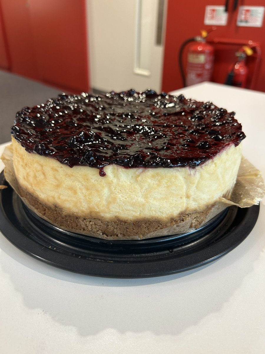 sarabelazregue's tweet photo. Blueberry New York Cheesecake for #BakeoftheWeek 💜 can you tell that I’m a big blueberry fan?🫐
#chemistswhobake https://t.co/TToFcDfqHU