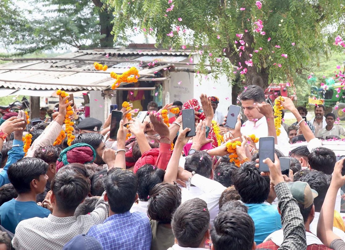आज जयपुर से शाहपुरा के रास्ते में विभिन्न स्थानों पर लोगों के साथ मुलाकात की।