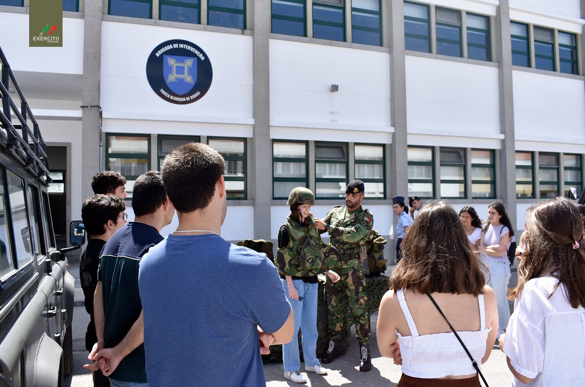 Exercito_pt's tweet photo. 📢O Regimento de Artilharia N.º 5⃣ encerra a 1⃣9⃣.ª Edição do Dia da Defesa Nacional, que recebeu, no total, 1⃣6⃣9⃣5⃣ jovens.
🔗https://t.co/0GesxOpvyA
Ao serviço dos Portugueses.
#ExércitoPortuguês #RA5 #DiadaDefesaNacional #DDN @defesa_pt https://t.co/3DwowQicgY