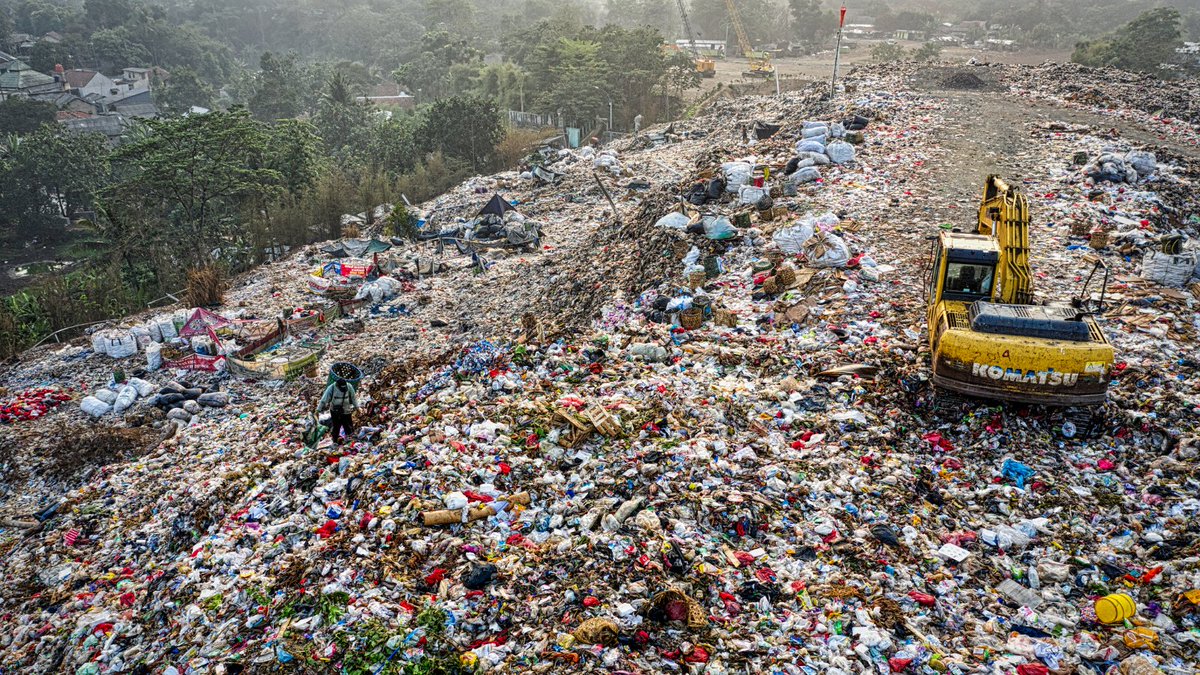 weviveapp's tweet photo. Did you know? The average person in the UK generates around 400kgs of rubbish every year. Imagine if we all reduced our waste by just 10%! 🌍 
#climate #climateaction #reuse #recycle https://t.co/w3C6heA1lk