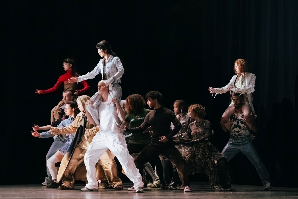 Morgen lichtet das Internationale Sommertheaterfestival in Hamburg die Anker – mit La Horde und Ballet National de Marseille in «Age of Content» (pic). Am 17. sind wir mit von der Partie. In welcher Rolle? Wird noch nicht verraten…
© Blandine Soulage