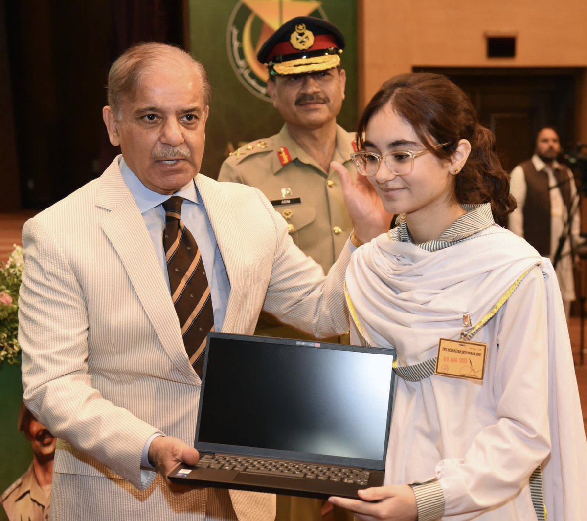PakistanFauj's tweet photo. Muhammad Shehbaz Sharif, the honourable Prime Minister of #Pakistan, visited GHQ, Rawalpindi on his farewell visit. 

@OfficialDGISPR #PakistanArmy #COAS #ISPR

Upon arrival, PM was received by the COAS. PM met with the Principal Staff Officers (PSOs) and was presented with the Guard of Honour and laid floral wreath at the Yadgar-e-Shuhada.

He was also the Chief Guest at a ceremony organised to pay tribute to the Shuhadas and Ghazis at Army Auditorium. PM paid rich tribute to the Shuhadas, Ghazis and their families for their countless sacrifices and contributions made for the defence of the motherland.

PM appreciated the role of Armed Forces in protecting the territorial integrity of the country and robustly fighting the menace of terrorism across Pakistan.

“Shuhadas and Ghazis are our pride and their respect and honour is binding on each Pakistani. We must never forget that the peace and freedom we enjoy today is due to the ultimate sacrifices rendered by these brave sons of soil. I salute their families for sacrificing their loved ones for Pakistan. *It is now our earnest duty that we realise the supreme sacrifices of our Shuhadas and Ghazis into prosperity and well being of each Pakistani”*. PM remarked. He further said that those who resorted to desecration of monuments of Shuhada, their faces will remain blackened in the history of this country and proud people of Pakistan will never forget them.

PM distributed cheques of Special Financial Assistance amongst 70 families of martyrs and 30 War Wounded Persons. Laptops were also distributed amongst the wards of Shuhada under going their academic pursuits.