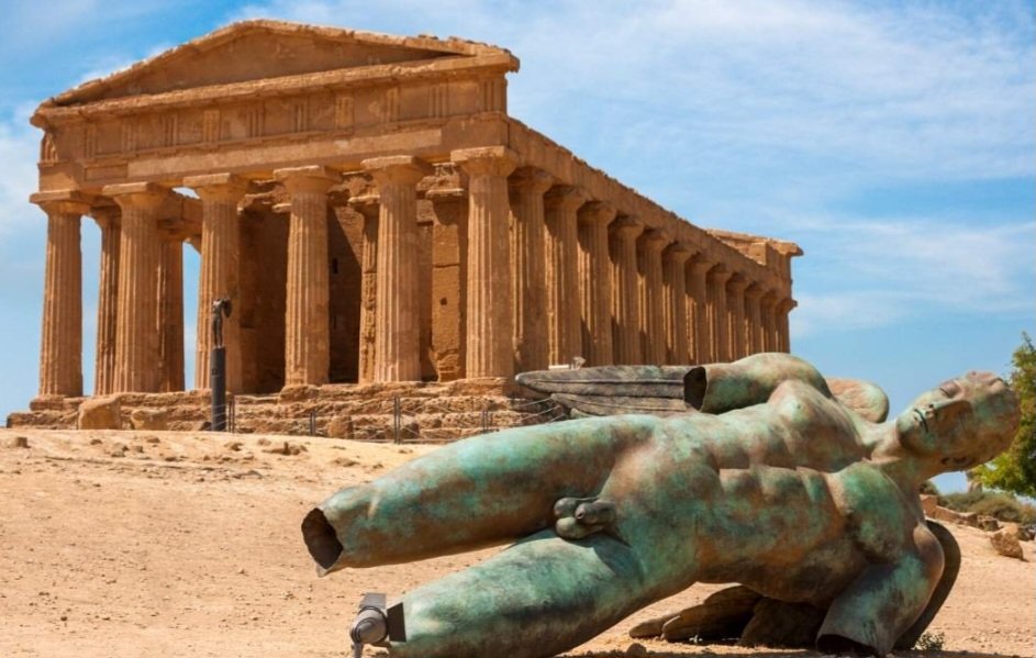 abulude's tweet image. humbled by life
#hubris caused her doom
#crumbled by time
all that is left is gloom

#vss365 #poetry #poem