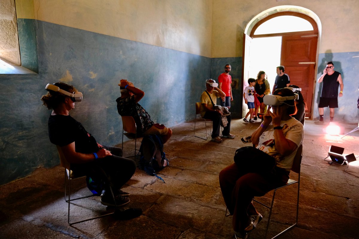 Liveforevr! (@liveforevr_es) on Twitter photo 🌟 El pre-estreno de "Road to Meta-Stage: The Documentary" tuvo lugar el 21 de julio en la capilla de la Isla de San Simón, dentro del <a href="/Sinsalaudio/">Festival Sinsal</a>
😎 Utilizamos el formato Theater VR para permitir que varias personas vivieran la inmersión juntas… Y ¡participaron más de 350! 🌟 El pre-estreno de "Road to Meta-Stage: The Documentary" tuvo lugar el 21 de julio en la capilla de la Isla de San Simón, dentro del <a href="/Sinsalaudio/">Festival Sinsal</a>
😎 Utilizamos el formato Theater VR para permitir que varias personas vivieran la inmersión juntas… Y ¡participaron más de 350!
