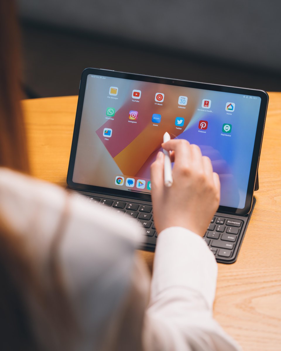 Xiaomi's tweet image. Want to start the work but are discouraged by the weight of books?

#XiaomiPad6 condenses all the knowledge into one.

#BuiltForWork