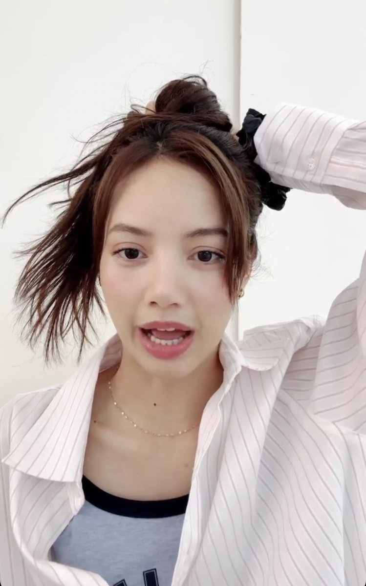 acelalisam__'s tweet photo. her first solo casual live YOU GUYSSSS https://t.co/3QwNdmL13a