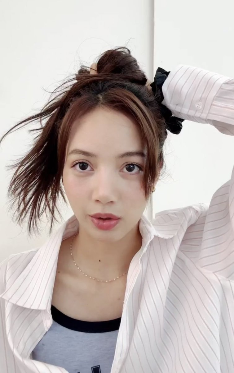 acelalisam__'s tweet photo. her first solo casual live YOU GUYSSSS https://t.co/3QwNdmL13a