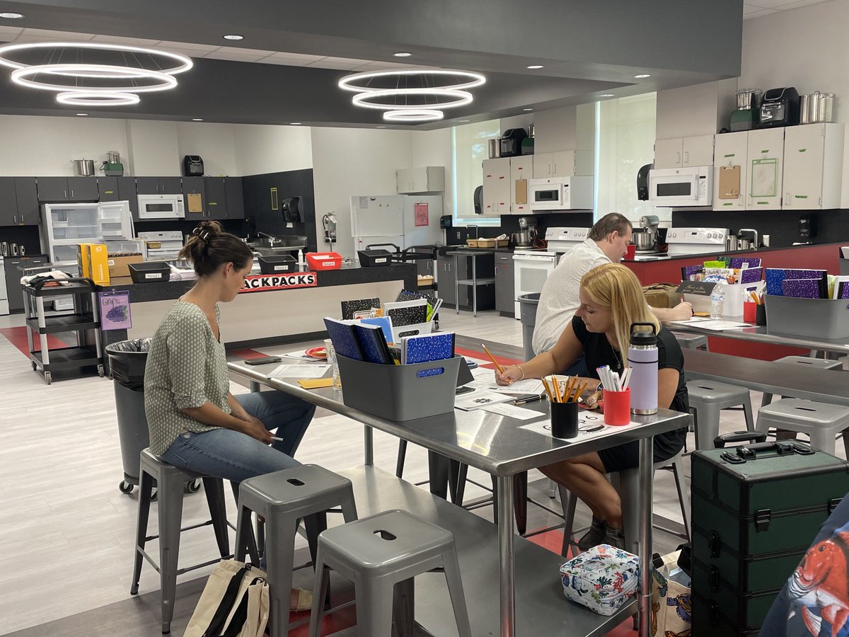 englishwithmrsb's tweet photo. New teacher campus day! #vcsmentoring #stingraysfirst https://t.co/pRS7oTNhkH