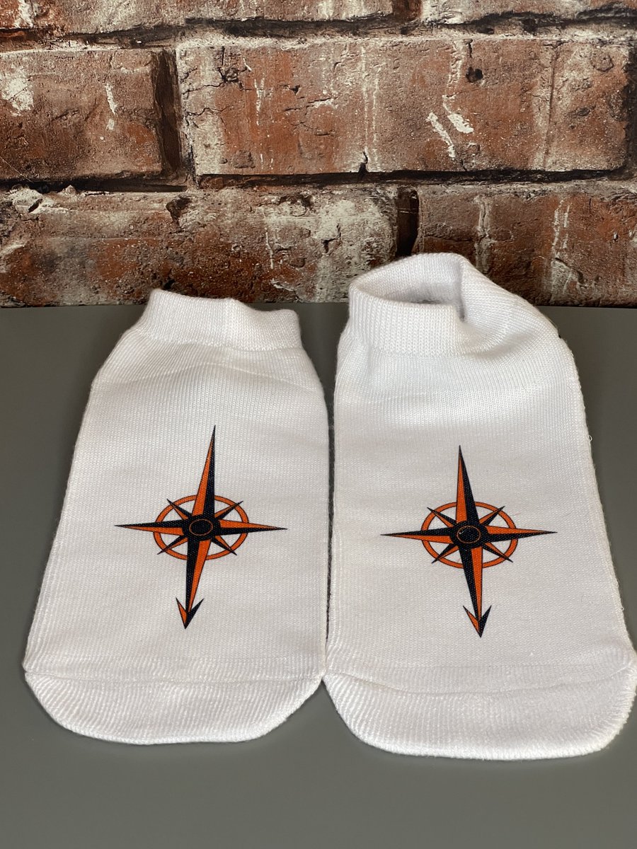 ECClothing2020's tweet image. Ready to let your feet do the talking?

Our new Explorer Trainer Socks allow you to #FollowTheCompass all day long. Comfortable, lightweight trainer sock available in Blue &amp;amp; Orange or just Navy Blue. 

explorercoffees.com/product/follow…